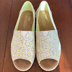 TOMS Women’s limeade bobcat alpargata shoe